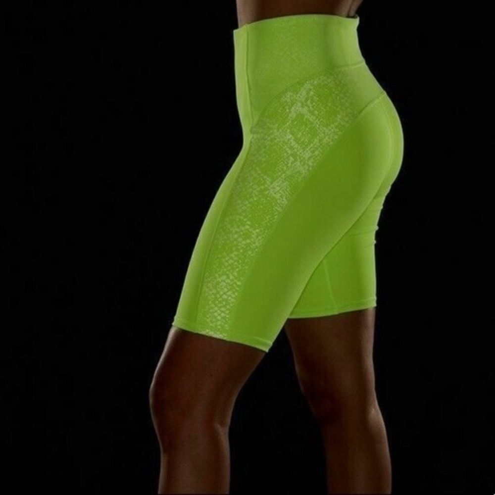 ‎Athleta Stay Fly Reflective Compression 9" Shorts - Picture 3 of 13